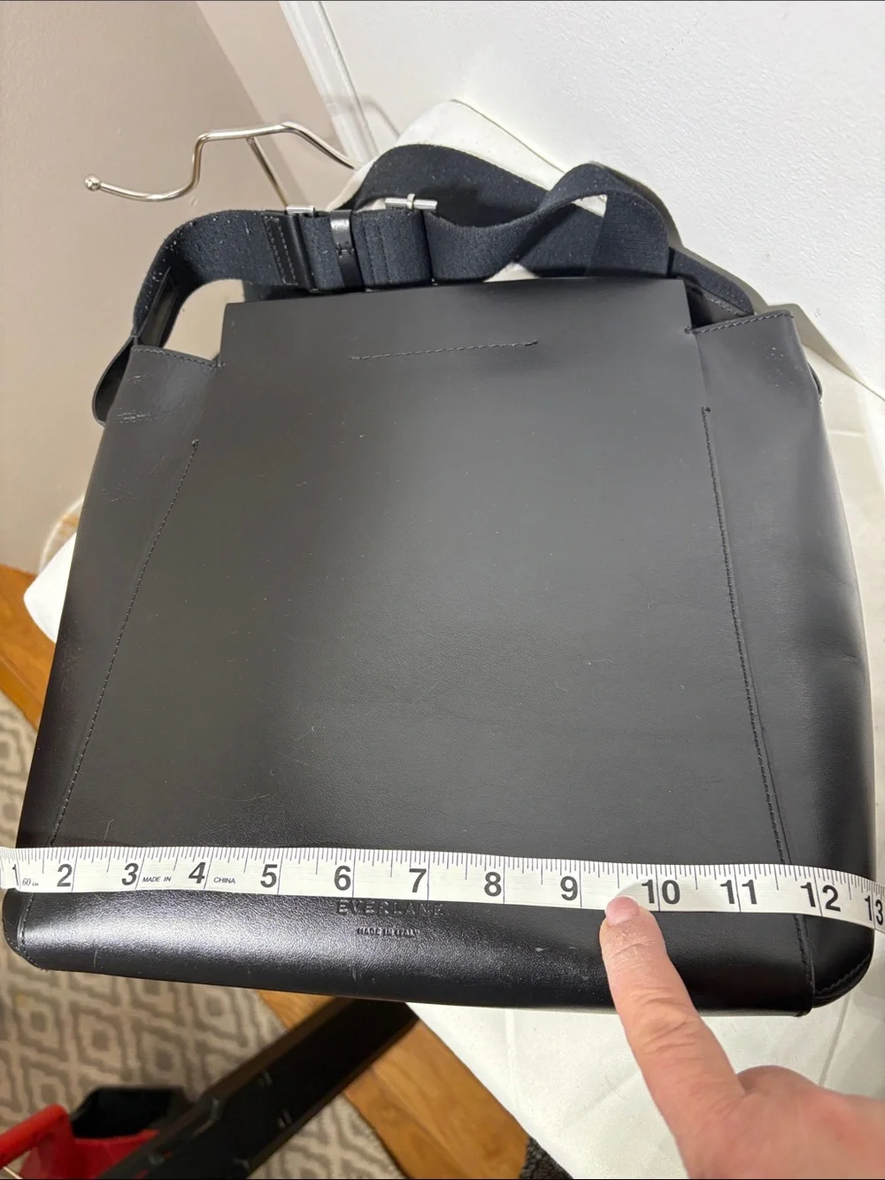 EVERLANE The Form Bag in black leather